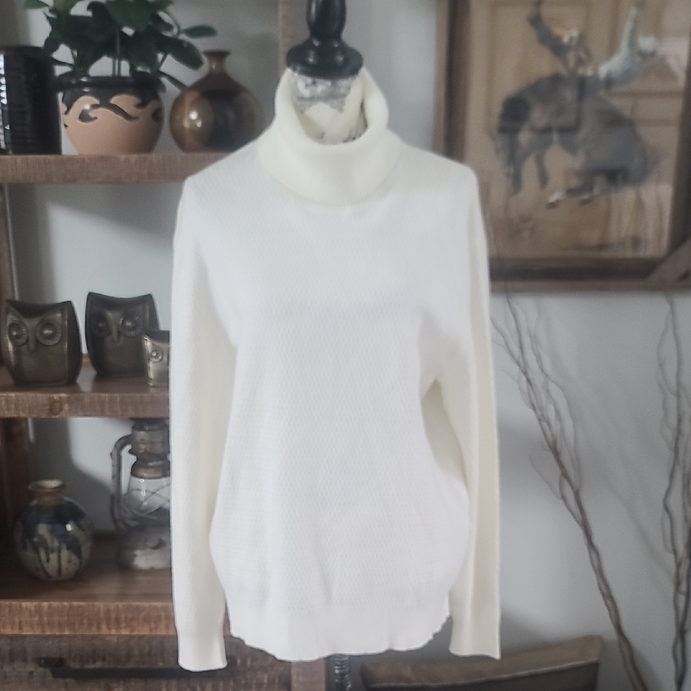 Classic Women's Turtleneck Sweater - Ivory